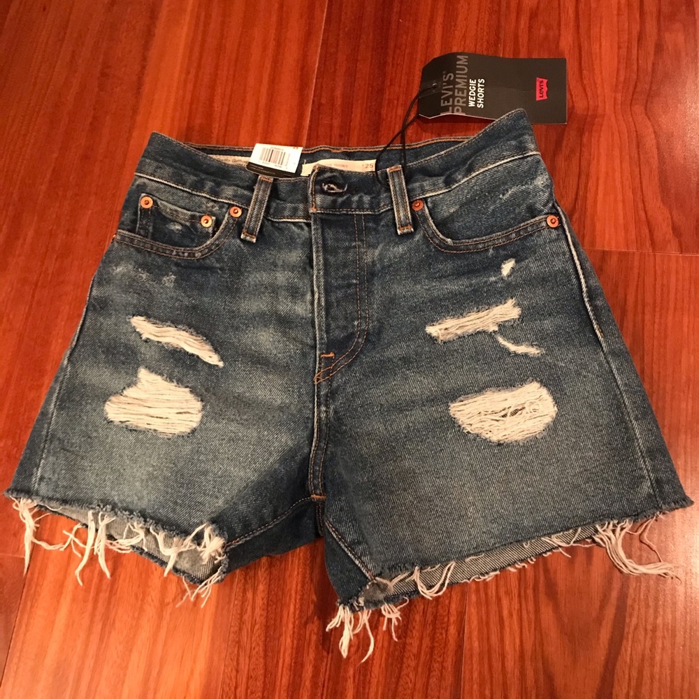 ✨NWT Levi's - Distressed Wedgie Shorts (size 25)